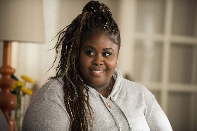 SMILF - Pół blachy ciasta i jagodowo-malinowy napój. - Z filmu - Raven Goodwin