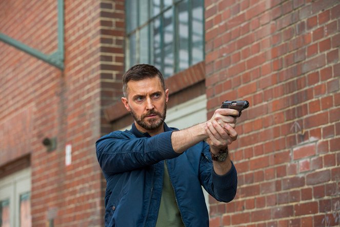 Berlin Station - Do the Right Thing - Photos - Richard Armitage