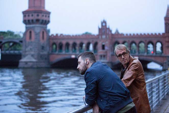 Berlin Station - Do the Right Thing - Photos - Richard Armitage, Rhys Ifans