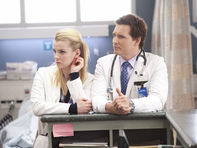 Nurse Jackie - Sidecars and Spermicide - Photos - Betty Gilpin, Peter Facinelli