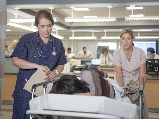 Nurse Jackie - Season 7 - Godfathering - Photos - Merritt Wever, Edie Falco