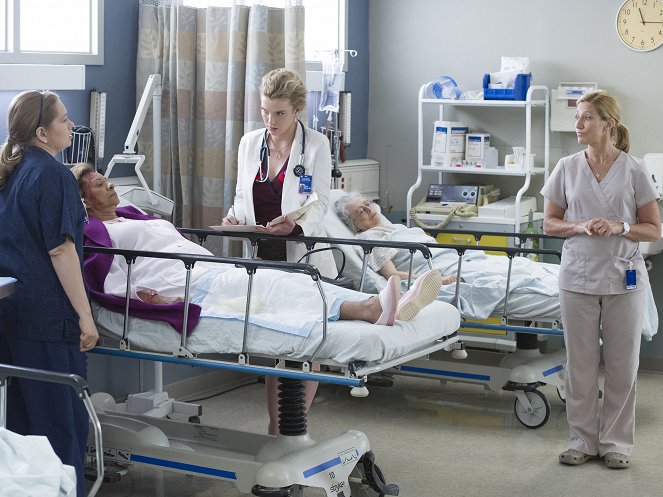 Nurse Jackie - Mukavia naisia - Kuvat elokuvasta - Betty Gilpin, Edie Falco