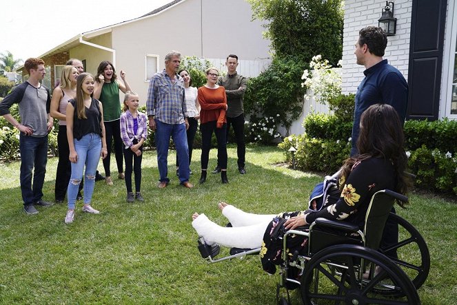 Life in Pieces - Season 3 - Settlement Pacifier Attic Unsyncing - Kuvat elokuvasta - Niall Cunningham, Hunter King, Holly J. Barrett, Betsy Brandt, Giselle Eisenberg, James Brolin, Zoe Lister Jones, Dianne Wiest, Colin Hanks