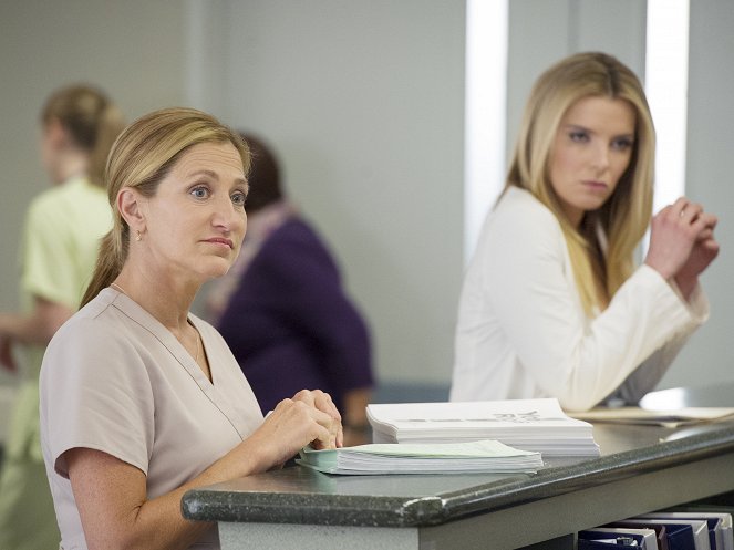 Nurse Jackie - Coop Out - Photos - Edie Falco, Betty Gilpin