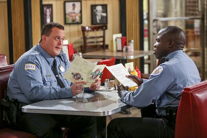 Mike & Molly - The Last Temptation of Mike - Film - Billy Gardell, Reno Wilson