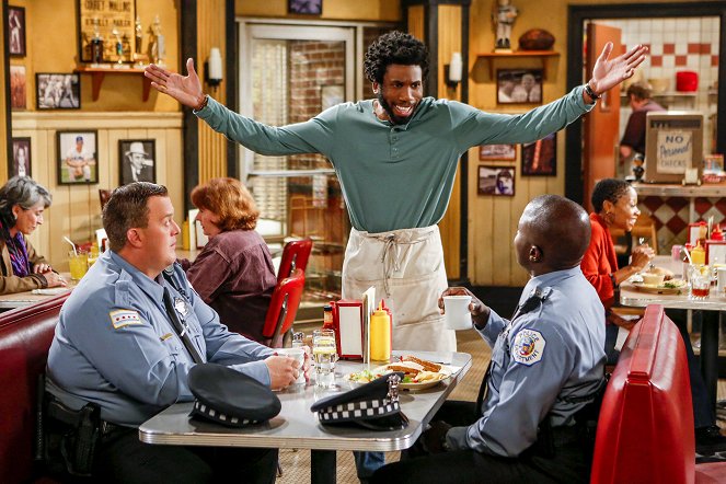 Mike & Molly - The Last Temptation of Mike - Photos - Billy Gardell, Nyambi Nyambi