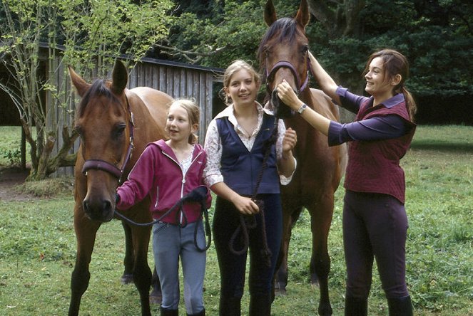 Die Albertis - Pilot (1) - Kuvat elokuvasta - Hazel Franke, Kira Römer, Jacqueline Macaulay