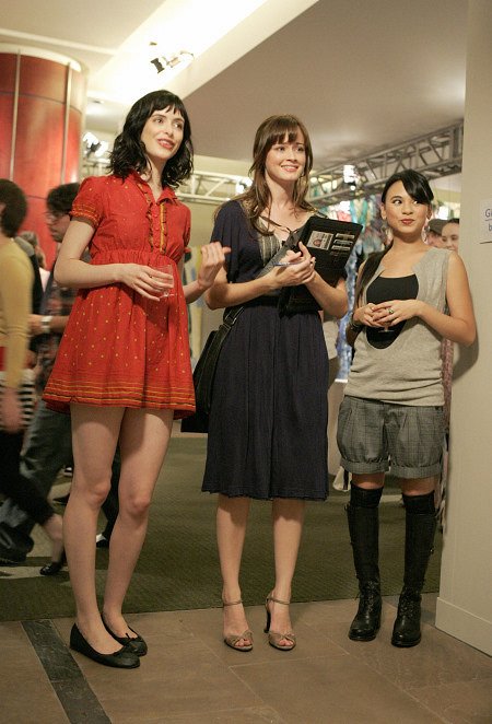 Gilmore Girls - Season 7 - 'S Wonderful, 'S Marvelous - Photos - Krysten Ritter, Alexis Bledel, Michelle Ongkingco