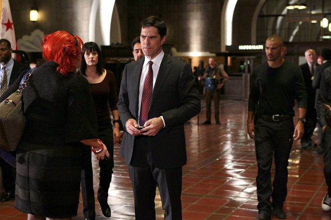 Criminal Minds - Reflection of Desire - Photos - Paget Brewster, Thomas Gibson, Shemar Moore