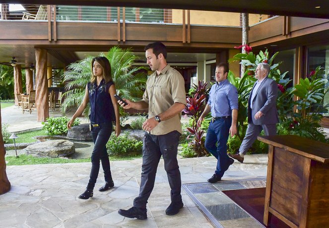 Hawaii Five-0 - Huikau Na Makau A Ka Lawai'a - Van film - Grace Park, Alex O'Loughlin, Scott Caan, William Forsythe