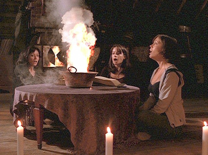 Charmed - Season 1 - Something Wicca This Way Comes - Photos - Shannen Doherty, Holly Marie Combs, Alyssa Milano