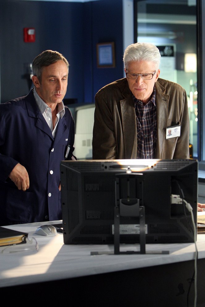 CSI: Crime Scene Investigation - Brain Doe - Photos - Wallace Langham, Ted Danson