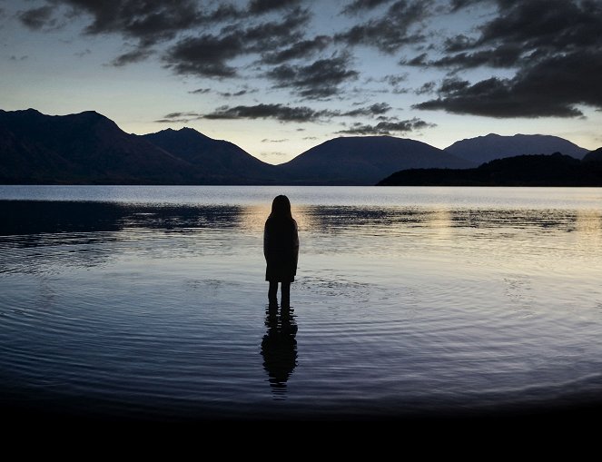 A tó tükre - Paradise Sold - Filmfotók