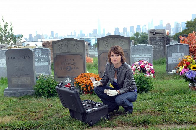 Les Experts : Manhattan - De tombe en tombe - Film - Anna Belknap