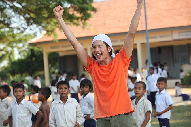Bokutači wa sekai o kaeru koto ga dekinai. But, we wanna build a school in Cambodia. - Z filmu - Osamu Mukai