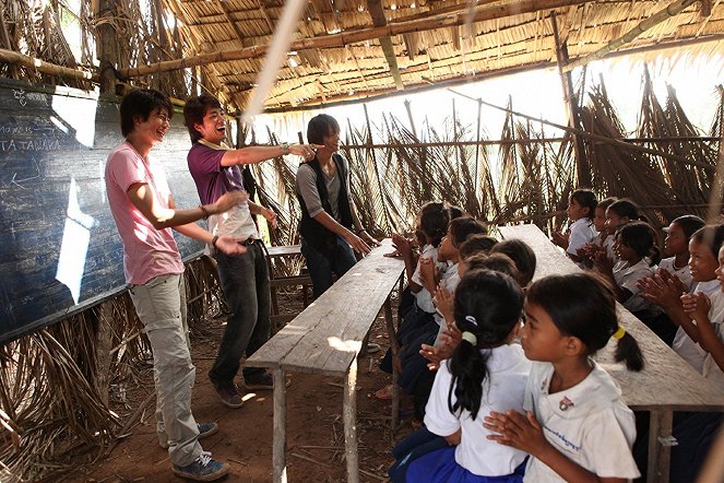 Bokutači wa sekai o kaeru koto ga dekinai. But, we wanna build a school in Cambodia. - Filmfotos