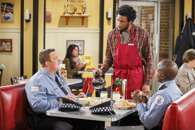 Mike & Molly - The World According to Peggy - Film - Billy Gardell, Nyambi Nyambi