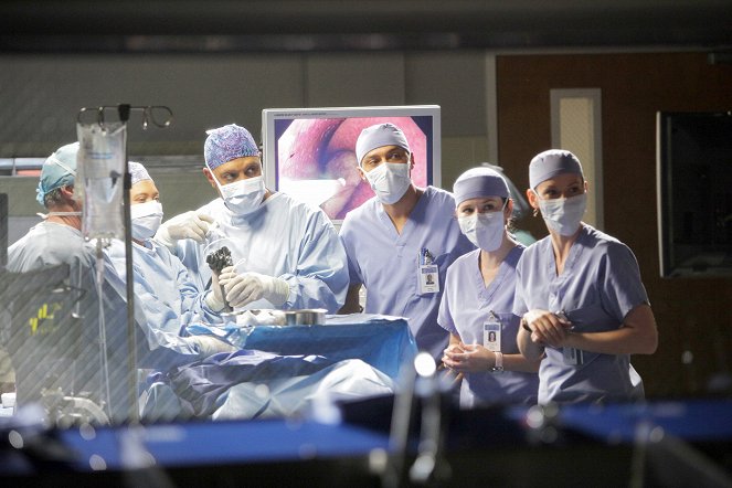 Grey's Anatomy - Season 7 - Adrift and at Peace - Van film - Chandra Wilson, James Pickens Jr., Jesse Williams, Sarah Drew, Chyler Leigh