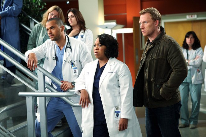 Grey's Anatomy - Season 7 - Disarm - Photos - Jesse Williams, Chandra Wilson, Kevin McKidd