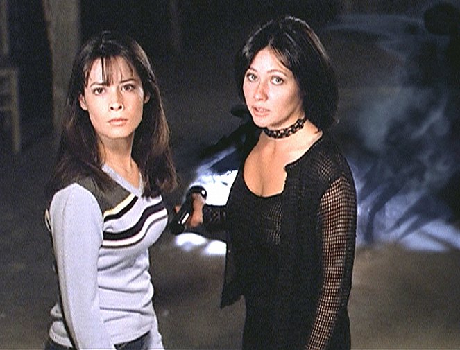 Charmed - Season 1 - Is There a Woogy in the House? - Photos - Holly Marie Combs, Shannen Doherty