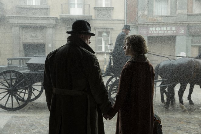 Babylon Berlin - Season 2 - Episode 3 - Filmfotos - Peter Kurth, Liv Lisa Fries