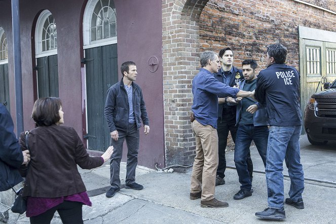 NCIS: New Orleans - Season 2 - Undocumented - Photos - Lucas Black, Scott Bakula, Max Arciniega