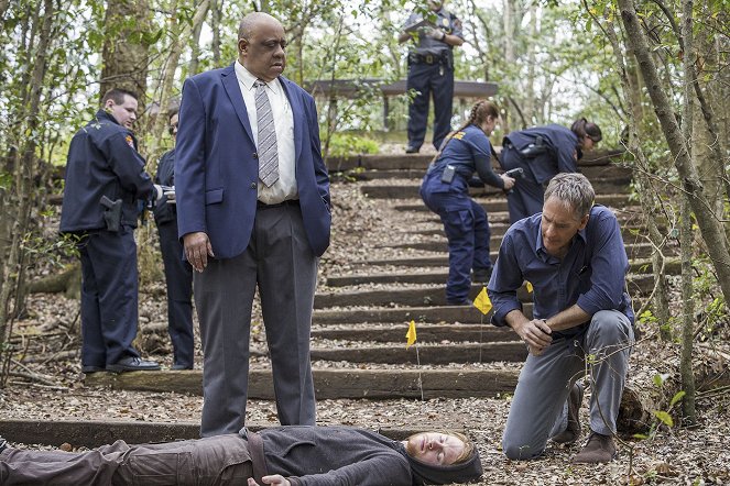 NCIS: New Orleans - Means to an End - Van film - Barry Shabaka Henley, Scott Bakula