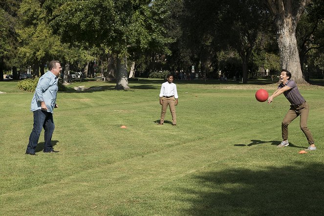 Modern Family - Season 9 - Sex, Lies & Kickball - Photos - Eric Stonestreet, Cedric Joe, Christian Barillas