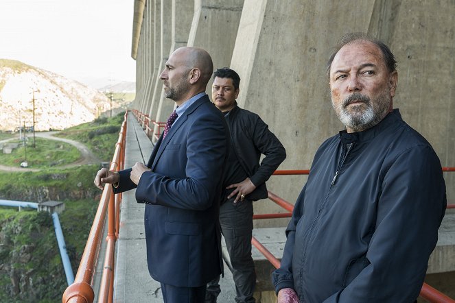 Fear the Walking Dead - 100 - De la película - Jason Manuel Olazábal, Rubén Blades