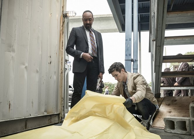 The Flash - When Harry Met Harry - Photos - Jesse L. Martin, Grant Gustin