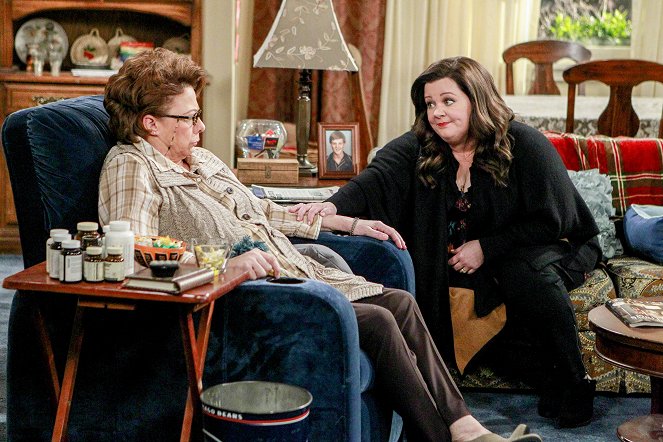 Mike & Molly - What Ever Happened to Baby Peggy - Photos - Rondi Reed, Melissa McCarthy