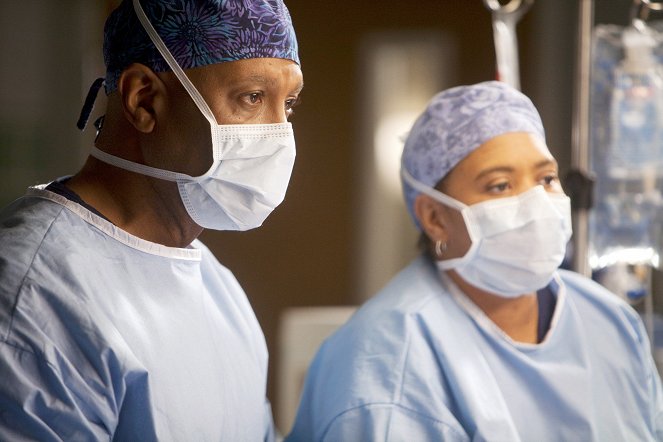 Chirurgové - Nepodváděj mě - Z filmu - James Pickens Jr., Chandra Wilson