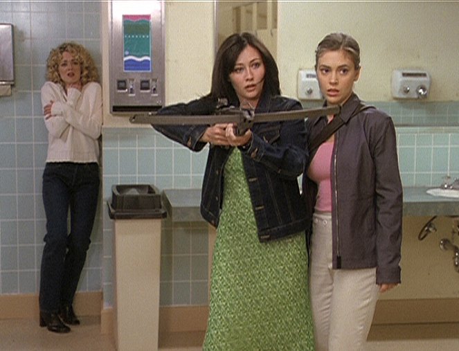 Charmed - Season 1 - Love Hurts - Photos - Lisa Robin Kelly, Shannen Doherty, Alyssa Milano