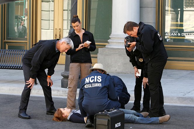 NCIS: Naval Criminal Investigative Service - Season 8 - Cracked - Photos - Mark Harmon, Erica Piccininni, Cote de Pablo, Michael Weatherly