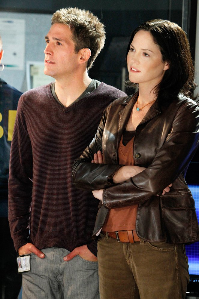 CSI: Crime Scene Investigation - Season 12 - Zippered - Photos - Eric Szmanda, Jorja Fox