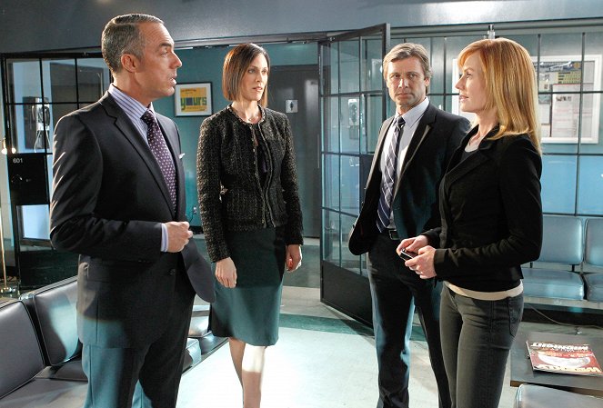 CSI: Crime Scene Investigation - Season 12 - Zippered - Photos - Titus Welliver, Annabeth Gish, Grant Show, Marg Helgenberger