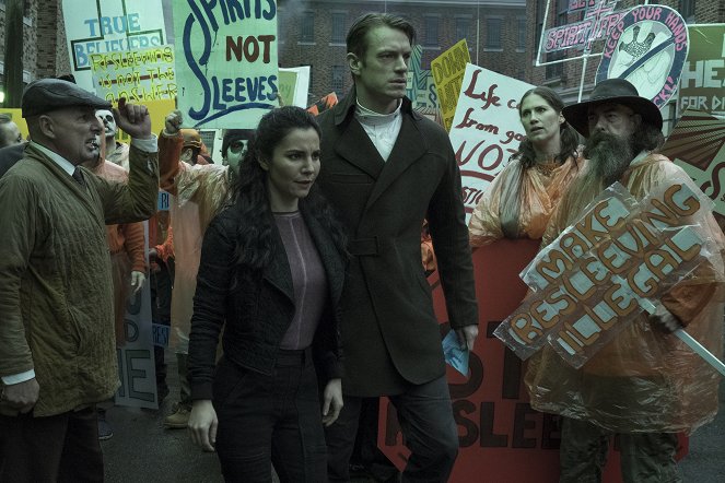 Altered Carbon - Out of the Past - Photos - Martha Higareda, Joel Kinnaman