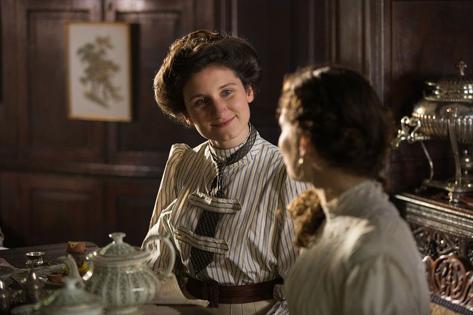 Howards End - Episode 1 - Photos - Bessie Carter, Philippa Coulthard