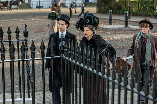 Howards End - Episode 1 - Filmfotos - Joseph Quinn, Tracey Ullman, Alex Lawther