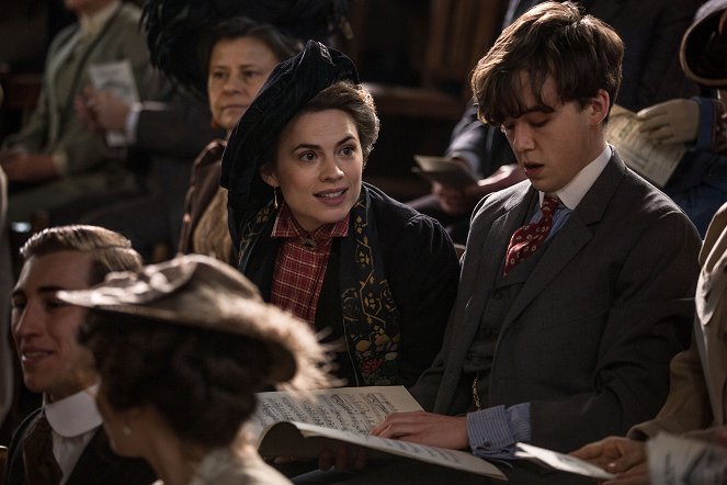 Howards End - Episode 1 - Filmfotos - Tracey Ullman, Hayley Atwell, Alex Lawther