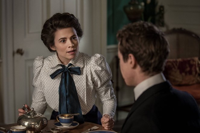 Howards End - Episode 2 - Photos - Hayley Atwell, Joseph Quinn