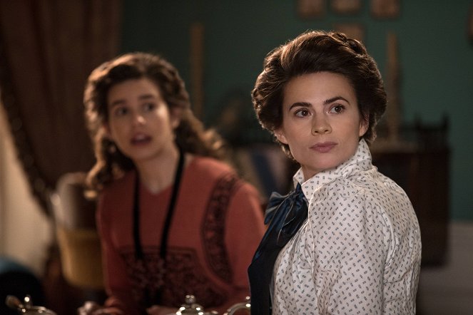 Howards End - Episode 2 - Photos - Philippa Coulthard, Hayley Atwell