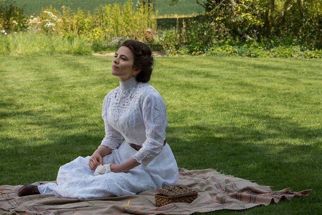 Howards End - Episode 4 - Photos - Hayley Atwell