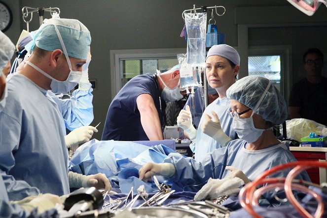 Grey's Anatomy - Season 7 - Golden Hour - Photos - Ellen Pompeo