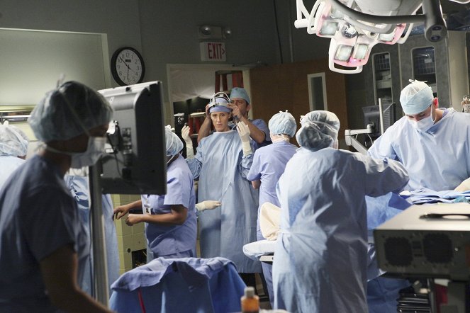 Grey's Anatomy - Season 7 - Golden Hour - Photos - Kim Raver
