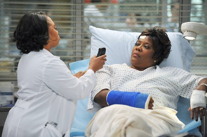 Grey's Anatomy - Not Responsible - Photos - Chandra Wilson, Loretta Devine