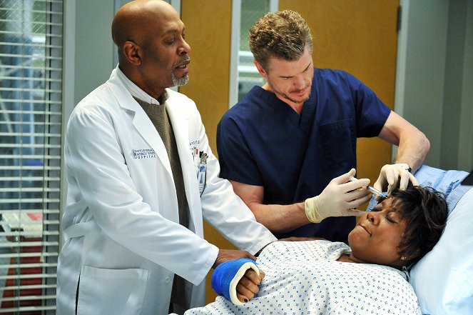 Grey's Anatomy - Season 7 - Not Responsible - Photos - James Pickens Jr., Eric Dane, Loretta Devine