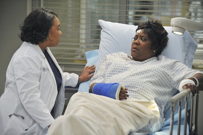 Grey's Anatomy - Not Responsible - Photos - Chandra Wilson, Loretta Devine