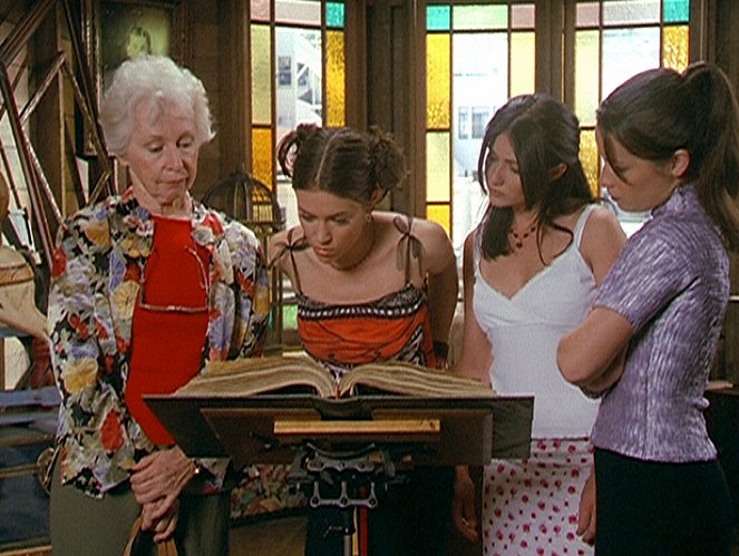 Charmed - Season 2 - How to Make a Quilt Out of Americans - Photos - Anne Haney, Alyssa Milano, Shannen Doherty, Holly Marie Combs