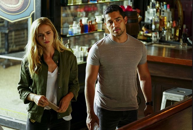 NCIS: Naval Criminal Investigative Service - Das schwimmende Gefängnis - Filmfotos - Emily Wickersham, Wilmer Valderrama